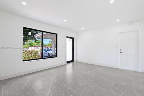 House in Fort Lauderdale, Florida 3 bedrooms № 1848875 - photo 2