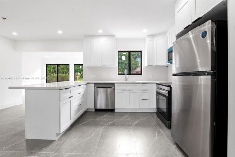 House in Fort Lauderdale, Florida 3 bedrooms № 1848875 - photo 10