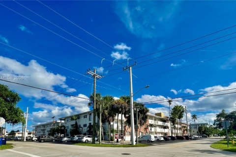 Снять в аренду квартиру в Майами, Флорида 2 спальни, 116.13м2, № 1833985 - фото 2