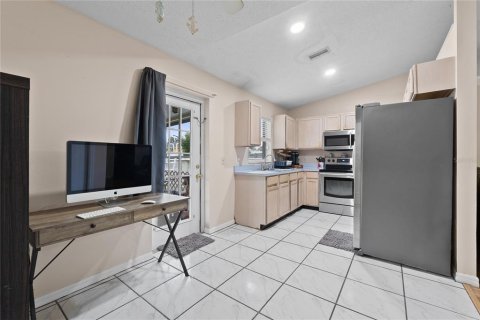 House in Eagle Lake, Florida 3 bedrooms, 98.76 sq.m. № 1903483 - photo 11