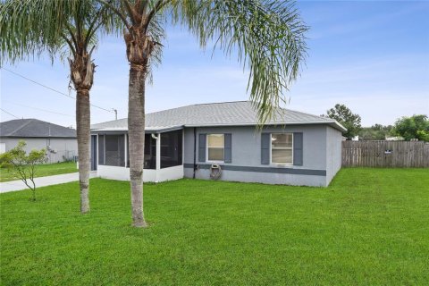 House in Eagle Lake, Florida 3 bedrooms, 98.76 sq.m. № 1903483 - photo 1