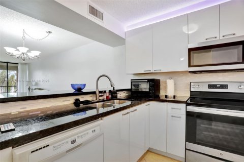 Condo in Margate, Florida, 2 bedrooms  № 1888428 - photo 25