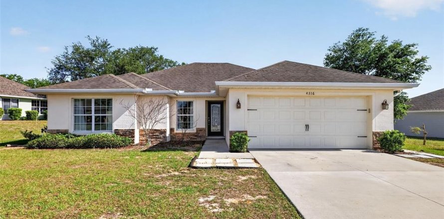 House in Tavares, Florida 4 bedrooms, 150.87 sq.m. № 2205966