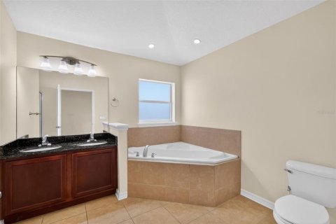 House in Tavares, Florida 4 bedrooms, 150.87 sq.m. № 2205966 - photo 17