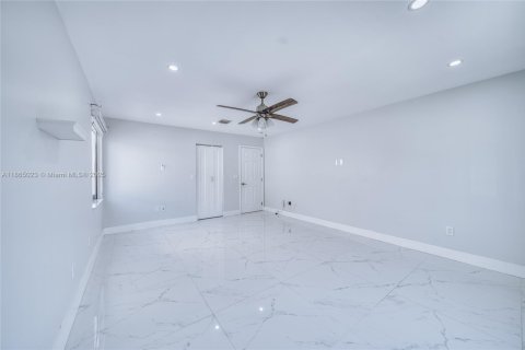 Casa en venta en Pembroke Pines, Florida, 3 dormitorios, 147.71 m2 № 1893254 - foto 22