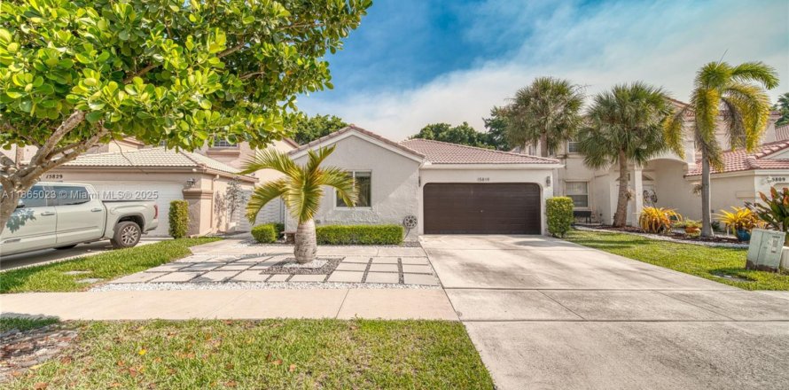 House in Pembroke Pines, Florida 3 bedrooms, 147.71 sq.m. № 1893254