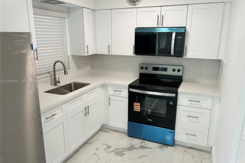 Apartment in Hollywood, Florida 2 bedrooms, 67.35 sq.m. № 2041891
