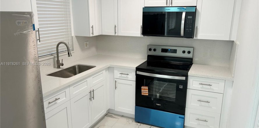 Apartment in Hollywood, Florida 2 bedrooms, 67.35 sq.m. № 2041891