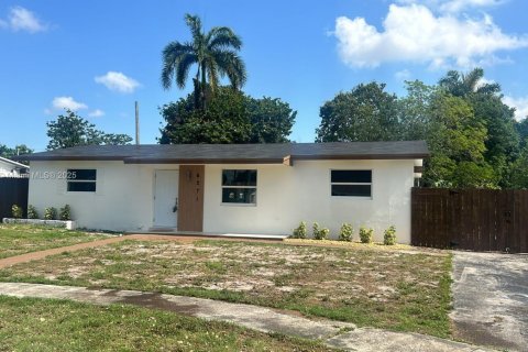Villa ou maison à vendre à Hollywood, Floride: 3 chambres, 142.7 m2 № 1957802 - photo 2