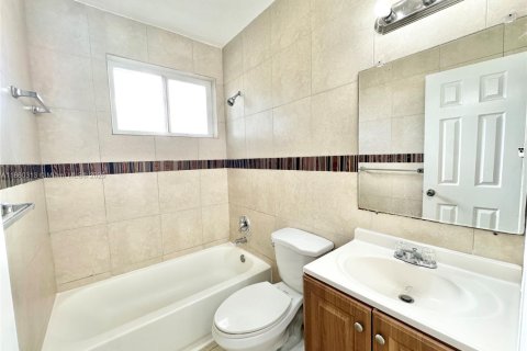 Villa ou maison à louer à Miami, Floride: 2 chambres, 83.61 m2 № 1892391 - photo 14