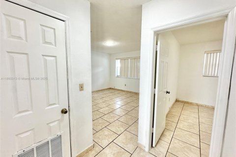 Villa ou maison à louer à Miami, Floride: 2 chambres, 83.61 m2 № 1892391 - photo 17