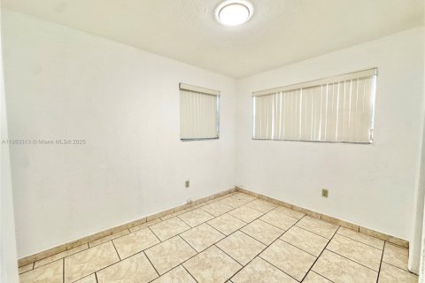 Villa ou maison à louer à Miami, Floride: 2 chambres, 83.61 m2 № 1892391 - photo 12
