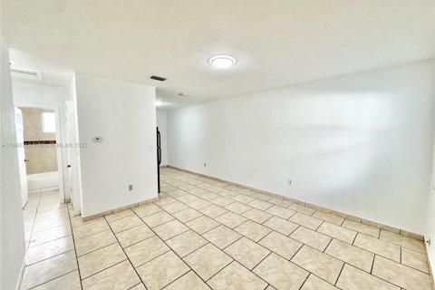 Villa ou maison à louer à Miami, Floride: 2 chambres, 83.61 m2 № 1892391 - photo 8