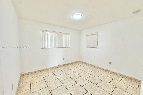 Villa ou maison à louer à Miami, Floride: 2 chambres, 83.61 m2 № 1892391 - photo 9
