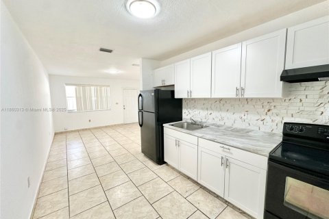 Villa ou maison à louer à Miami, Floride: 2 chambres, 83.61 m2 № 1892391 - photo 5