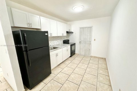 Villa ou maison à louer à Miami, Floride: 2 chambres, 83.61 m2 № 1892391 - photo 3