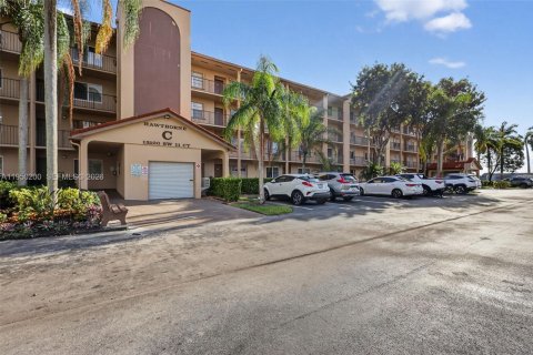 Condominio en alquiler en Pembroke Pines, Florida, 1 dormitorio, 98.94 m2 № 2008294 - foto 3