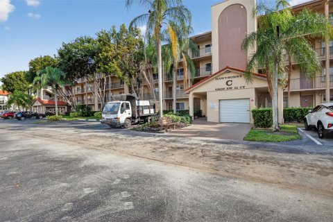 Condominio en alquiler en Pembroke Pines, Florida, 1 dormitorio, 98.94 m2 № 2008294 - foto 4