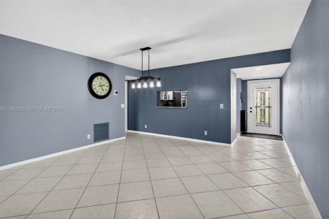 Condominio en alquiler en Pembroke Pines, Florida, 1 dormitorio, 98.94 m2 № 2008294 - foto 19
