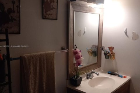 Condo in Miami, Florida, 1 bedroom  № 1977818 - photo 7
