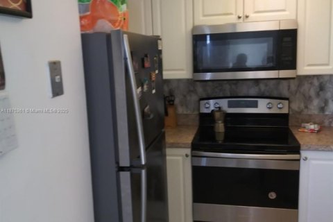 Condo in Miami, Florida, 1 bedroom  № 1977818 - photo 3