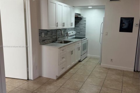 Copropriété à louer à Lauderhill, Floride: 1 chambre, 55.74 m2 № 1972426 - photo 4