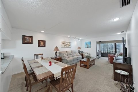 Condo in Largo, Florida, 2 bedrooms  № 1799879 - photo 10