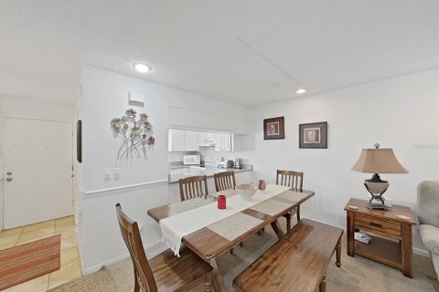 Condo in Largo, Florida, 2 bedrooms  № 1799879 - photo 11