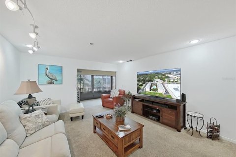 Condo in Largo, Florida, 2 bedrooms  № 1799879 - photo 13