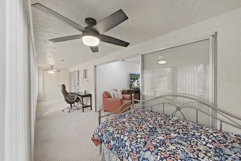 Condo in Largo, Florida, 2 bedrooms  № 1799879 - photo 18