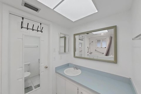 Condo in Largo, Florida, 2 bedrooms  № 1799879 - photo 17