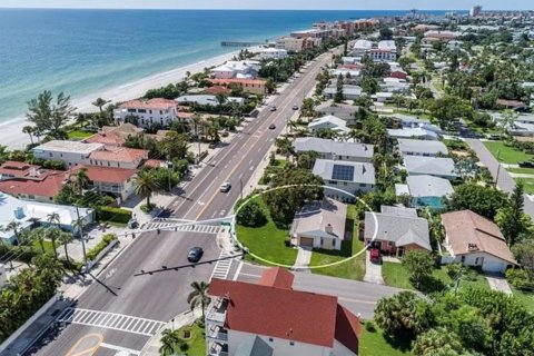 House in Redington Beach, Florida 3 bedrooms, 115.38 sq.m. № 2103906 - photo 2