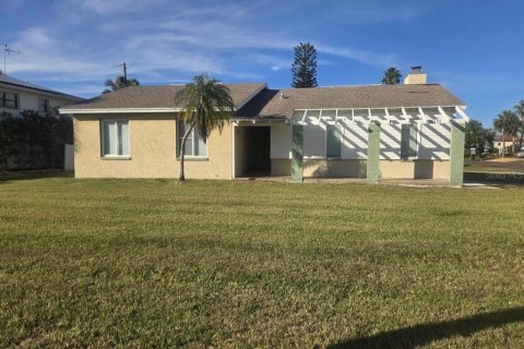 House in Redington Beach, Florida 3 bedrooms, 115.38 sq.m. № 2103906