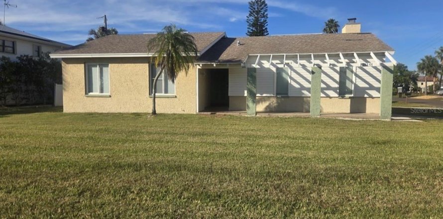 House in Redington Beach, Florida 3 bedrooms, 115.38 sq.m. № 2103906