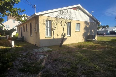 House in Redington Beach, Florida 3 bedrooms, 115.38 sq.m. № 2103906 - photo 9