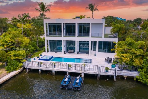 Casa en venta en Fort Lauderdale, Florida, 5 dormitorios, 406.91 m2 № 1983106 - foto 1