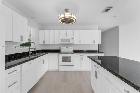 Casa en venta en Miami, Florida, 3 dormitorios, 146.6 m2 № 1838767 - foto 8