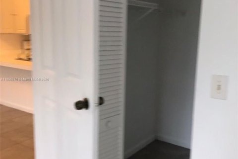 Condo in North Miami Beach, Florida, 1 bedroom  № 1950801 - photo 15