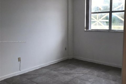 Condo in North Miami Beach, Florida, 1 bedroom  № 1950801 - photo 13
