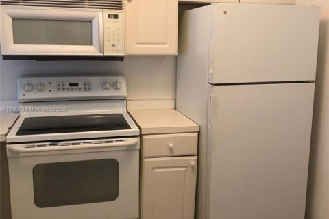 Condo in North Miami Beach, Florida, 1 bedroom  № 1950801 - photo 4