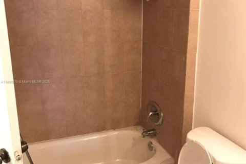 Condo in North Miami Beach, Florida, 1 bedroom  № 1950801 - photo 17