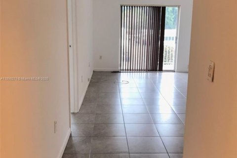 Condo in North Miami Beach, Florida, 1 bedroom  № 1950801 - photo 2