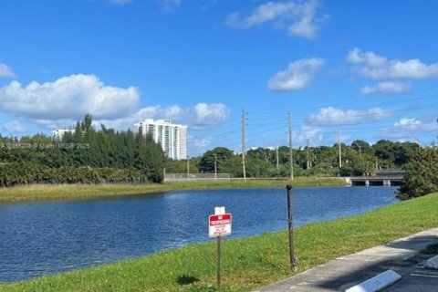 Condo in North Miami Beach, Florida, 1 bedroom  № 1950801 - photo 1