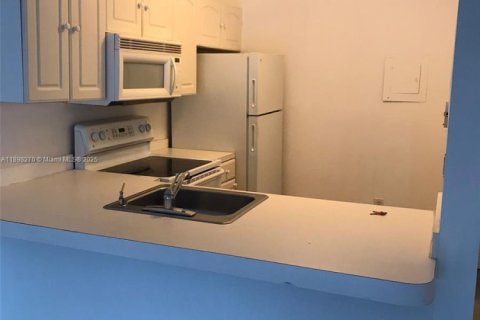 Condo in North Miami Beach, Florida, 1 bedroom  № 1950801 - photo 8