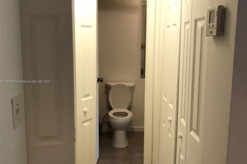 Condo in North Miami Beach, Florida, 1 bedroom  № 1950801 - photo 5