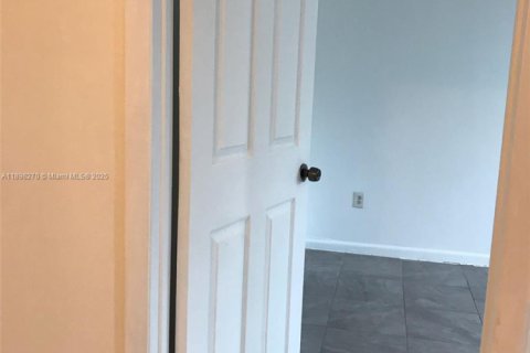 Condo in North Miami Beach, Florida, 1 bedroom  № 1950801 - photo 12