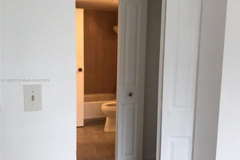 Condo in North Miami Beach, Florida, 1 bedroom  № 1950801 - photo 16