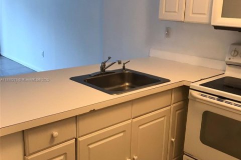 Condo in North Miami Beach, Florida, 1 bedroom  № 1950801 - photo 3