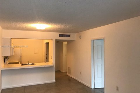Condo in North Miami Beach, Florida, 1 bedroom  № 1950801 - photo 11