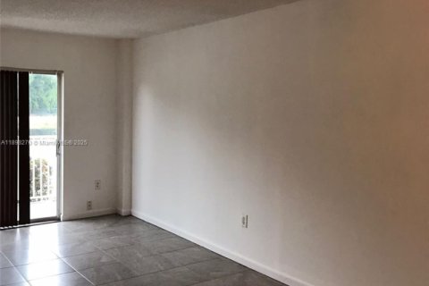 Condo in North Miami Beach, Florida, 1 bedroom  № 1950801 - photo 10